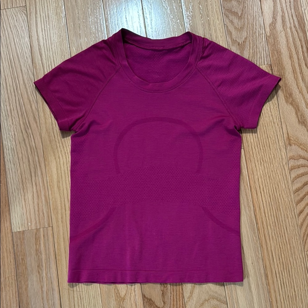 Lululemon Athletica swiftly tee waist length in magenta
